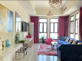 Cozy and Vibrant Staycation, villa in Dubai