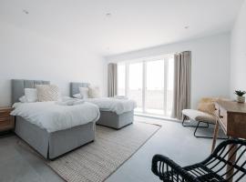 NEW Luxury Coastal Apartment with vast sea views, luxury hotel in Newquay