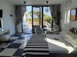 The Pervoli Studio - Pool - Close to Beach, hotel v destinaci Larnaka