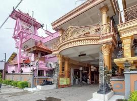 Hotel Shinta 1 near Stasiun Kertosono Mitra RedDoorz, hotel v destinaci Pelem