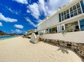 Paradis Caraibes 1, feet in the water in Grand Case, hytte i Grand Case