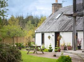 Cosy & rustic retreat - Woodland Cottage., hotell i Nairn