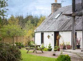 Cosy & rustic retreat - Woodland Cottage., hôtel à Nairn près de : Château de Kilravock