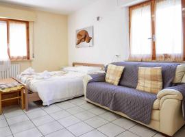 Room 143 Monolocale vicino al centro، فندق في كاميرانو