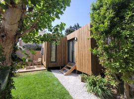 "La cabane du sentier", logement original en bois et sur pilotis avec beau jardin et très proche de la mer – willa w mieście Sangatte