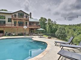 Expansive Home on 16 Acres with Smoky Mountain Views, khách sạn ở Murphy
