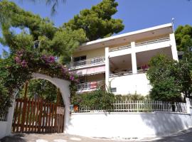 Zontanos Studios & Apartments, hotell i Poros