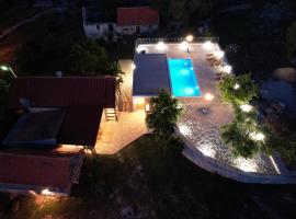 Patakun holiday home for 5, with heated pool, hotel i Lećevica