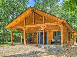 Pet-Friendly Falling Star Cabin with Hot Tub!, hotel a Eagletown