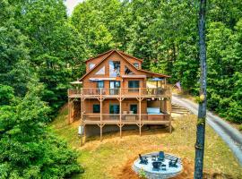 Spacious Murphy Chalet with Hot Tub Mtn Views!, hotel in Salem