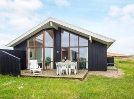 8 person holiday home in Ulfborg, casa o chalet en Thorsminde
