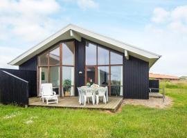 8 person holiday home in Ulfborg, maison de vacances à Thorsminde