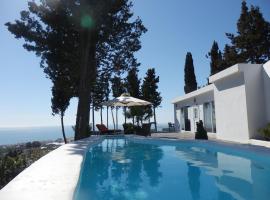 Appealing villa on the Costa del Sol with private pool, hotell i Mezquitilla