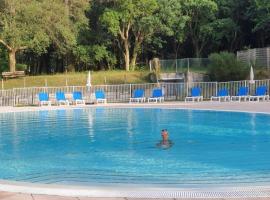 Appartement 3 pièces, 6 perso avec piscine chauffée en saison domaine du golf de Pinsolle, hotel in Soustons