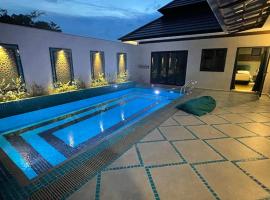 Villa Emerald: 3 Bedroom Pool Villa Near River, rumah kotej di Bentong