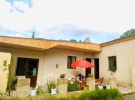 Guesthouse and Cottage Nicolo, cheap hotel in Stepantsminda