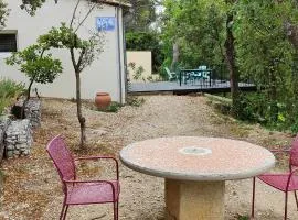maisonnette provençale sous les chênes