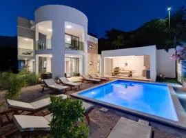 VILLA CVITA is a modern 5-bedroom villa with a Jacuzzi, a Gym and Finnish Sauna, a heated pool, and amazing views