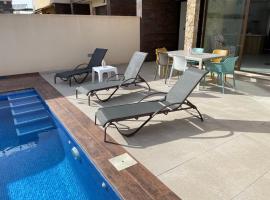 Villa de 2022 moderna y con piscina privada, hotel dicht bij: Dos Mares Shopping Centre, San Pedro del Pinatar