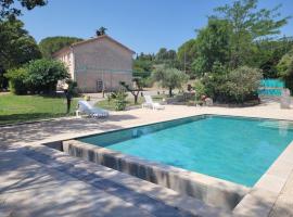 Tartana, hotel i Saint-Christol-lès-Alès