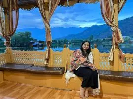 Raja's Palace Houseboat - Kashmir