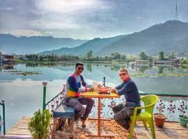 Raja's Palace Houseboat - Kashmir