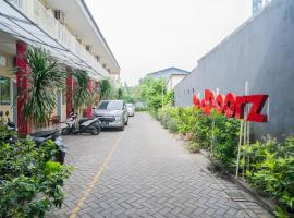 RedDoorz Syariah near Suncity Mall Sidoarjo, guest house in Sidoarjo