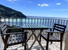 Ocean View Villa with Fast WI-FI and Elevator to Town, hotel a Levanto
