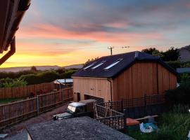 Scandi-luxe Studio, with wood fired hot tub, appartamento a Draycott