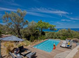 Villa bodri, maison en pierre avec vue mer et piscine chauffée、リル・ルッスのホテル