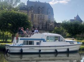 Viesnīca ar autostāvvietu Le bateau du Foudre pilsētā Châtillon-en-Bazois