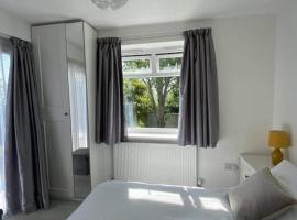 Dingley Dell - Superb location for Truro in private accommodation, hotel con estacionamiento en Perranwell