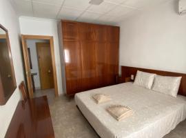 Cozy Apartment in Centre of Alicante near Plaza de Toros: Alicante, Rico Perez Stadium yakınında bir otel