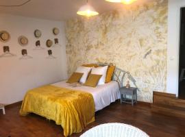 Grande Chambre Familiale JAUNE Tout Bonnement Bien – obiekt B&B w mieście Grangues