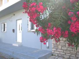 Antonia's Rustic Retreat, hotel with parking in Dhórion