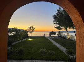 Pampas Seafront villa, 6 bedrooms, North Evvoia, hotel with parking in Kanatádhika