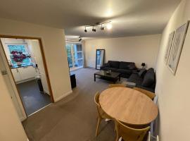 Spacious 2-Bedroom Flat Near Surbiton Station, hotel din Surbiton