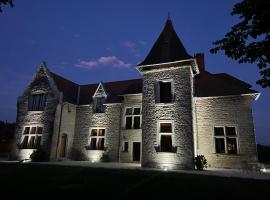 Chambres au Château du Mouillat, hotel v destinaci Saint-Clair-de-la-Tour
