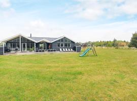 Seven-Bedroom Holiday home in Ålbæk，奧貝克的附設泳池的飯店