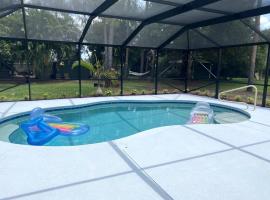 Jungle Oasis in the heart of the Treasure Coast, hotel with parking in Walton