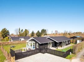 9 person holiday home in Juelsminde, hotell i Sønderby