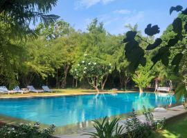 PushkarOrganic - Lux farm resort with pool, hotel em Pushkar
