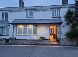 Neet Retreat - sleeps 7 next to beach