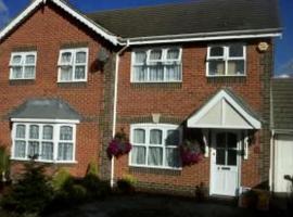 Lovely 3-Bed House in Chafford Hundred, hotel en North Stifford