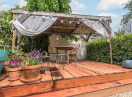 Charming renovated old house 20 km from Tomorrowland shuttle and breakfast included, maison de vacances à Kruibeke