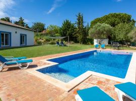 Luxury Villa With Pool in Vineyard Near the Beach, stuga i Porches