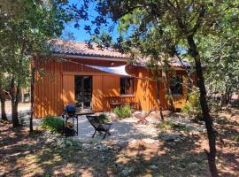 Gite et cabane écologiques 1000 Pailles，Labastide-de-Virac的木屋