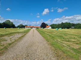 Lovely room, easy access to E45 highway, vacation rental in Rask Mølle