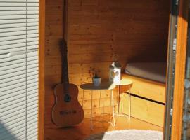 V dedine a predsa mimo nej v maringotke na samote，位于Dechtice的豪华帐篷营地