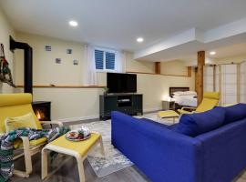 Adorable private suite with indoor fire place, hotel in Cochrane